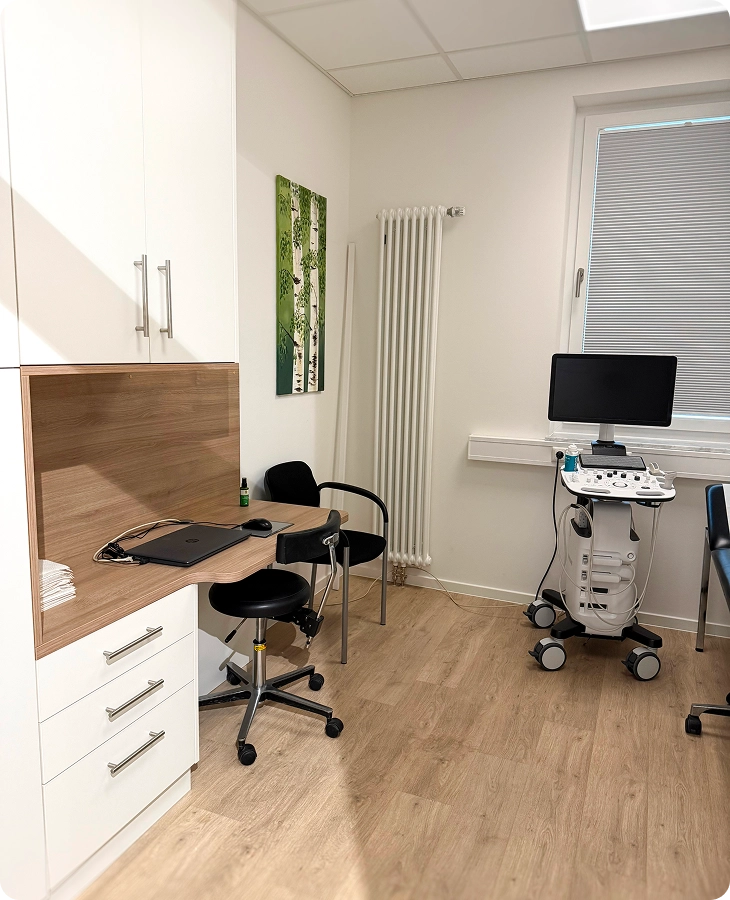 modernisiertes behandlungszimmer der arztpraxis in drispenstedt