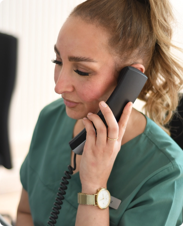 mitarbeiterin der gemeinschaftspraxis drispenstedt im telefonat mit patient:in