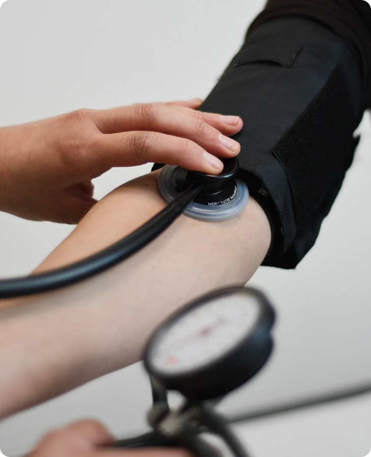blutdruckmessung eines patienten in der gemeinschaftspraxis drispenstedt